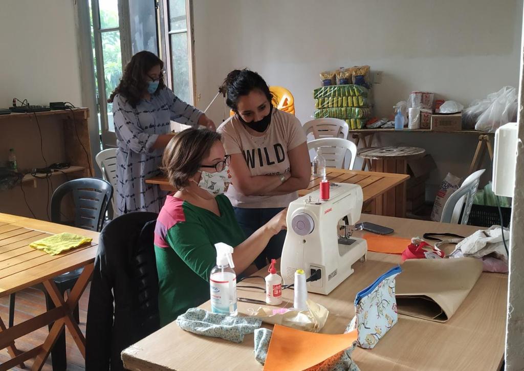 CasaGatica's tweet photo. Segundo encuentro del taller de costura🧵 presencial y con protocolo en Casa Gatica☀️! 

👉🏾Seguimos construyendo organización y un espacio abierto a disposición de la comunidad💚

#almagro #casagatica #talleresdeoficio #talleres https://t.co/4n4aGgohh2