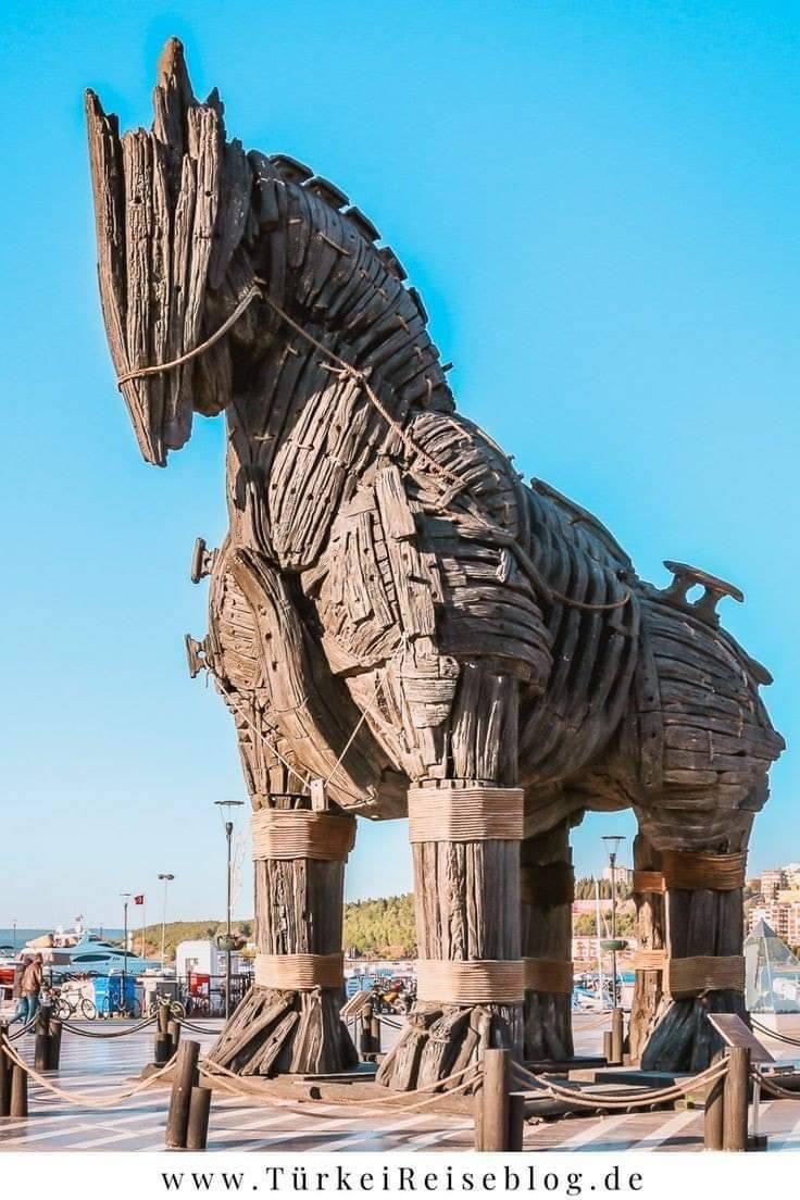Fotos de Fatos on X: Cavalo de Tróia original usado no filme Tróia de 2004  com Brad Pitt, localizado no Porto de Canakkale na Turquia, próximo das  ruínas da cidade de Tróia.