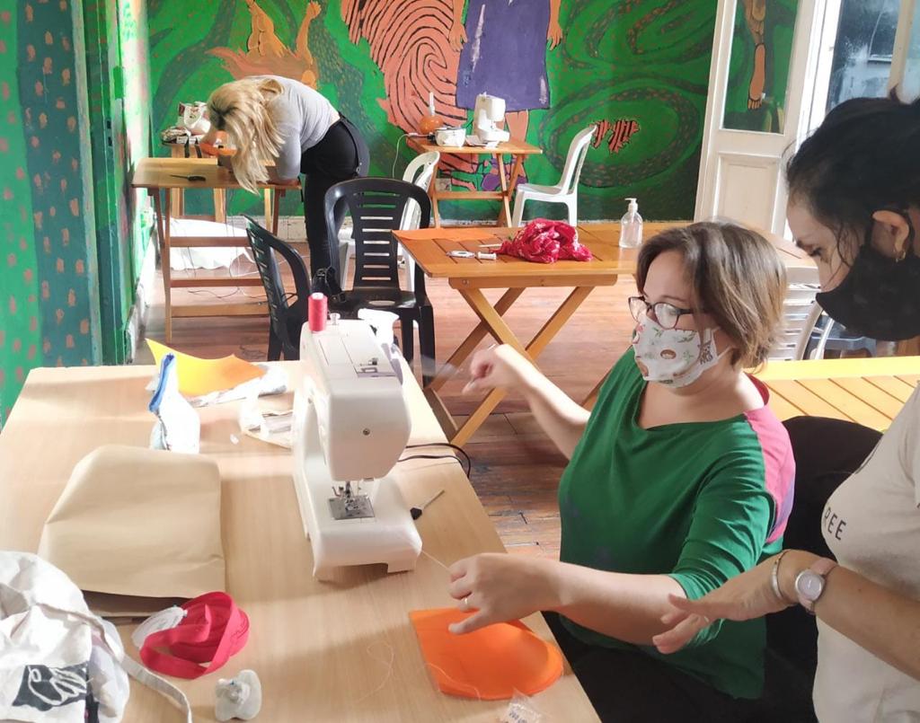 CasaGatica's tweet photo. Segundo encuentro del taller de costura🧵 presencial y con protocolo en Casa Gatica☀️! 

👉🏾Seguimos construyendo organización y un espacio abierto a disposición de la comunidad💚

#almagro #casagatica #talleresdeoficio #talleres https://t.co/4n4aGgohh2