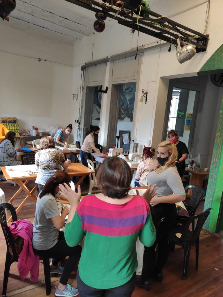 CasaGatica's tweet photo. Segundo encuentro del taller de costura🧵 presencial y con protocolo en Casa Gatica☀️! 

👉🏾Seguimos construyendo organización y un espacio abierto a disposición de la comunidad💚

#almagro #casagatica #talleresdeoficio #talleres https://t.co/4n4aGgohh2