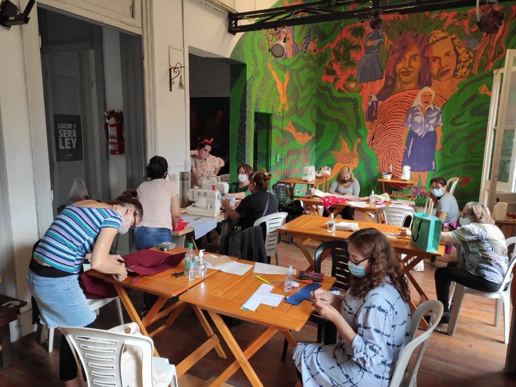 CasaGatica's tweet photo. Segundo encuentro del taller de costura🧵 presencial y con protocolo en Casa Gatica☀️! 

👉🏾Seguimos construyendo organización y un espacio abierto a disposición de la comunidad💚

#almagro #casagatica #talleresdeoficio #talleres https://t.co/4n4aGgohh2