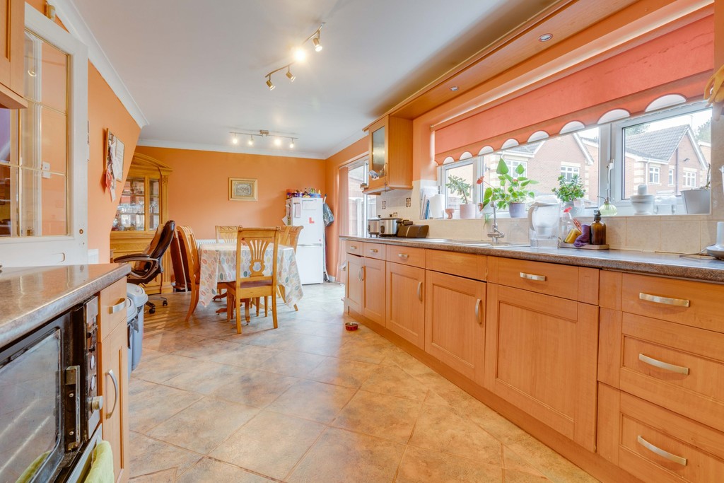 RHEstates's tweet photo. 4 bed #family home in #Armthorpe would make a great base for a family but does require a level of modernisation. 
☎ 01302 751616
 #RobinsonHornsby #RHSales #RH #Yourdoncasterestateagent #doncasterisgreat #doncasterproperty #Southyorksbiz @YorkshireProps
https://t.co/gTHuHwf9Gs https://t.co/bpyjF1rIHl