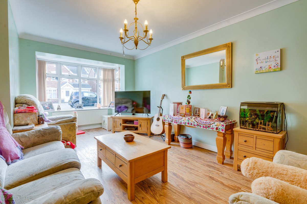 RHEstates's tweet photo. 4 bed #family home in #Armthorpe would make a great base for a family but does require a level of modernisation. 
☎ 01302 751616
 #RobinsonHornsby #RHSales #RH #Yourdoncasterestateagent #doncasterisgreat #doncasterproperty #Southyorksbiz @YorkshireProps
https://t.co/gTHuHwf9Gs https://t.co/bpyjF1rIHl