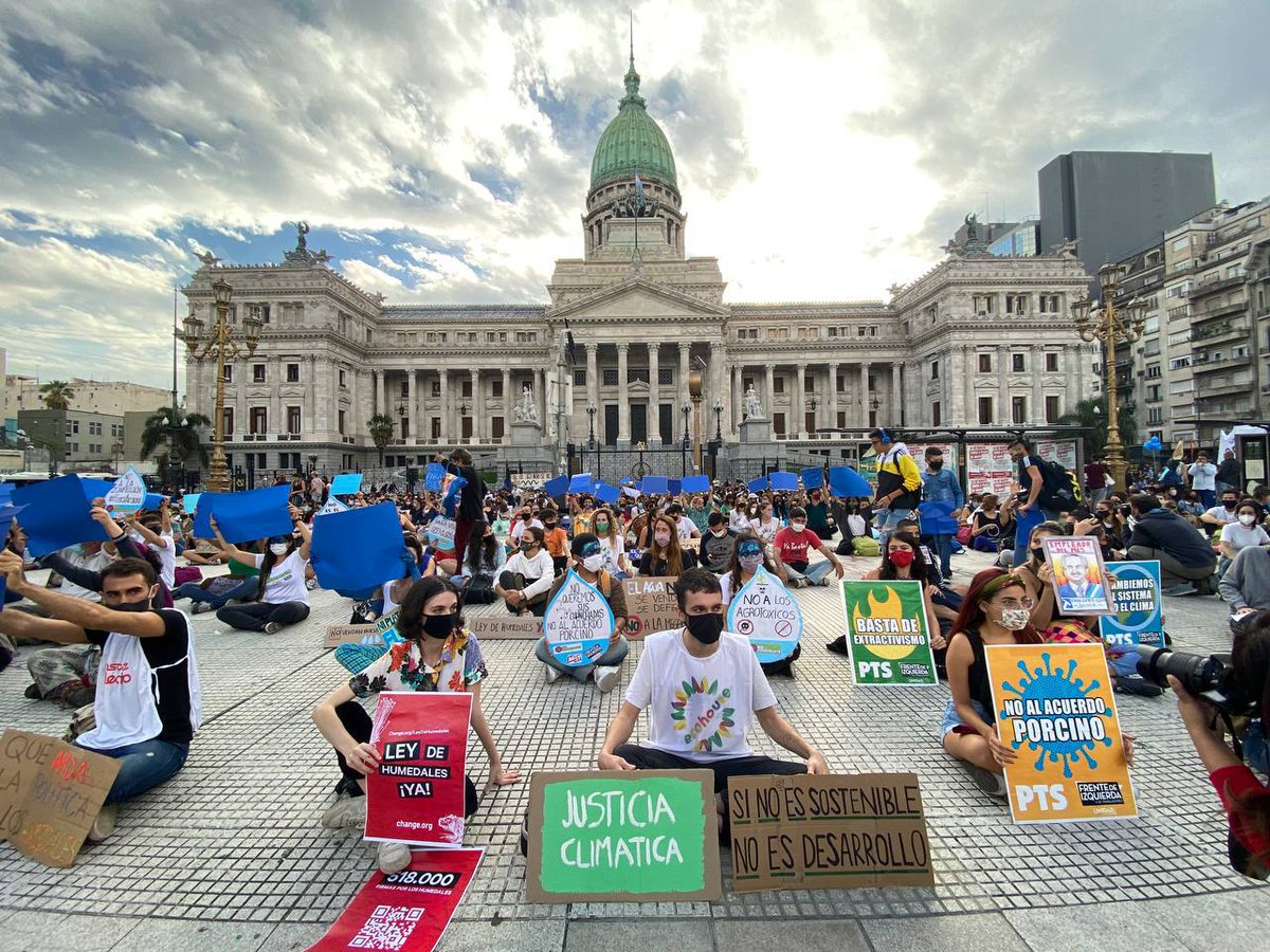 ecohouseok's tweet photo. En el día Mundial del Agua, salimos nuevamente a la calle por una #ArgentinaSostenible. 💧♻️⚖️

Una vez más, le pedimos a nuestrxs representantes que estén a la altura de la crisis climática y ecológica nacional y global, la cual continúa acentuándose. 🔥🌪️

#22M https://t.co/NioA79TtmK