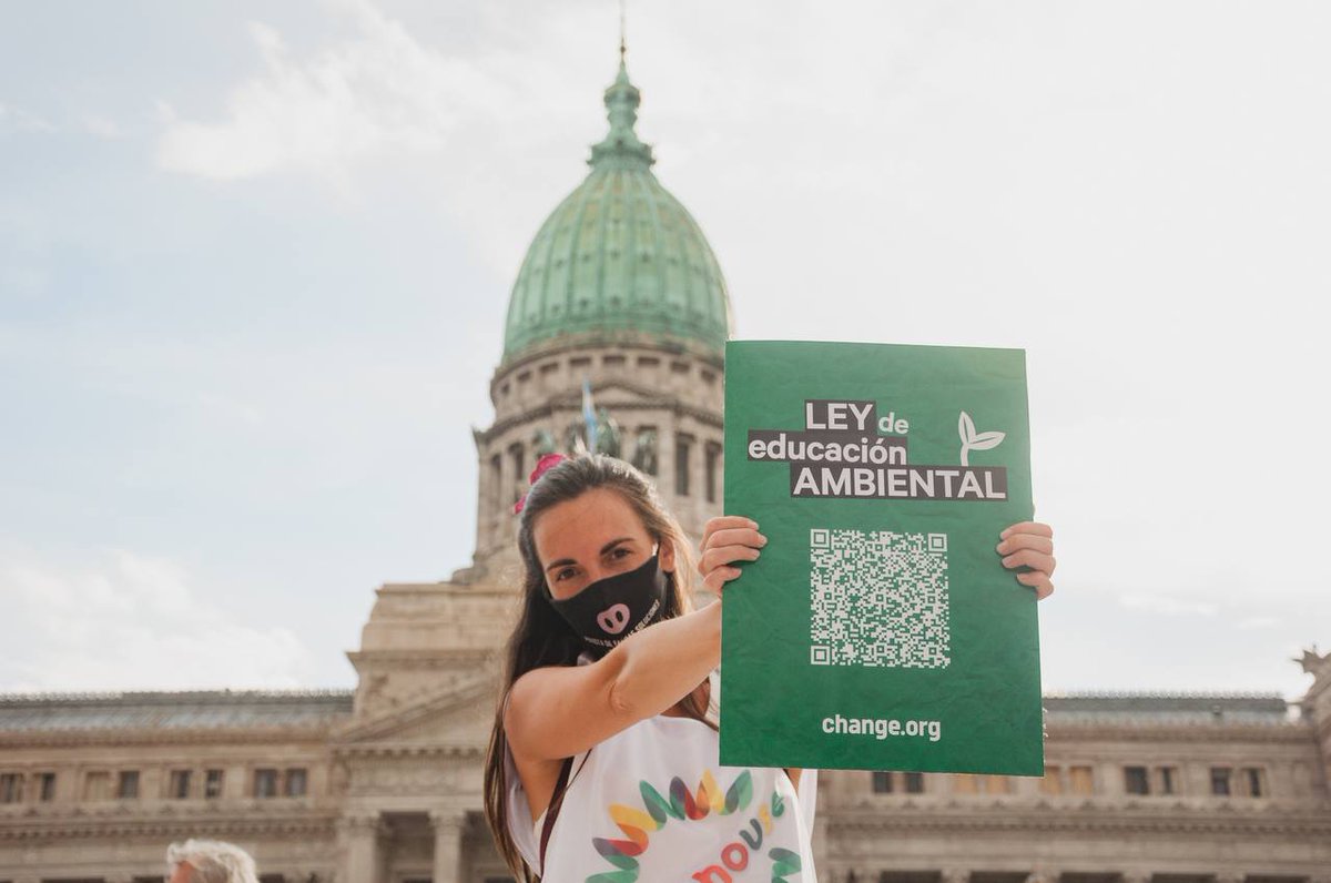 ecohouseok's tweet photo. En el día Mundial del Agua, salimos nuevamente a la calle por una #ArgentinaSostenible. 💧♻️⚖️

Una vez más, le pedimos a nuestrxs representantes que estén a la altura de la crisis climática y ecológica nacional y global, la cual continúa acentuándose. 🔥🌪️

#22M https://t.co/NioA79TtmK