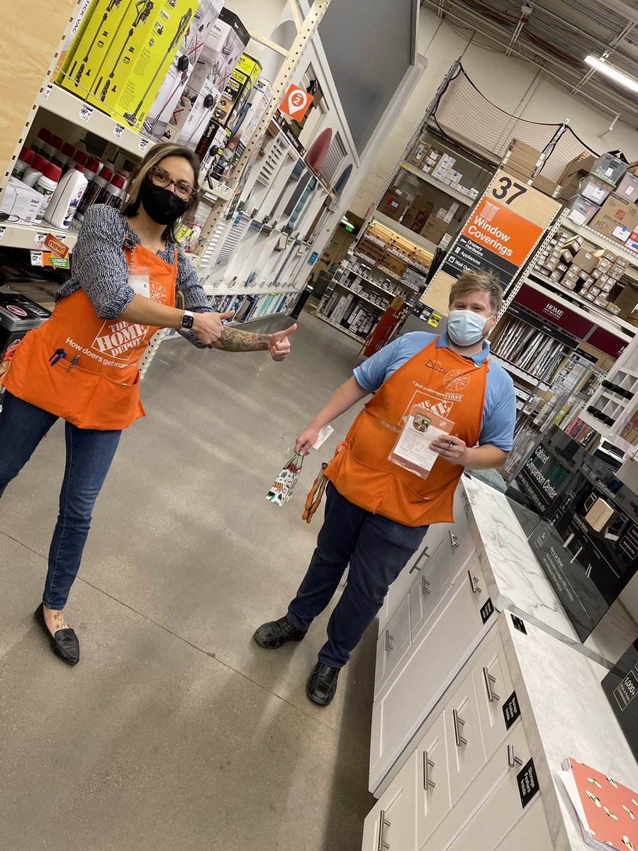 cynthiafileto's tweet image. Recognizing Devin for the great window sale this past week over $7,000, great job running from flooring to millworks all day long!💰 #d130driven #PMDwinswithservices @davevanover468 @MeganLopez468 @misjudes @jacki_mccord @JamesThomas0468 #468tbirdstrong
