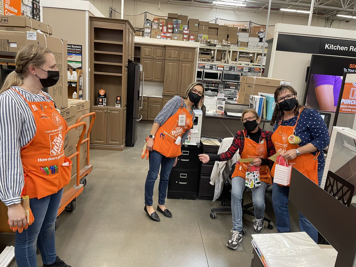 cynthiafileto's tweet image. Today we just handed out Bravos, goodie bags 🍭 🍬, and Homers to associates who got a LEAD or MEASURE this past week💰 @davevanover468 @MeganLopez468 @jacki_mccord @JamesThomas0468  @misjudes #468tbirdstrong #d130driven #PMDwinswithservices