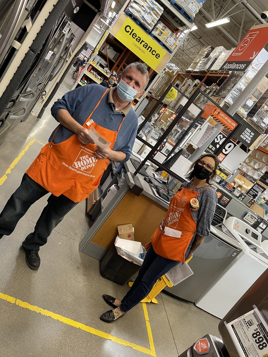 cynthiafileto's tweet image. Today we just handed out Bravos, goodie bags 🍭 🍬, and Homers to associates who got a LEAD or MEASURE this past week💰 @davevanover468 @MeganLopez468 @jacki_mccord @JamesThomas0468  @misjudes #468tbirdstrong #d130driven #PMDwinswithservices
