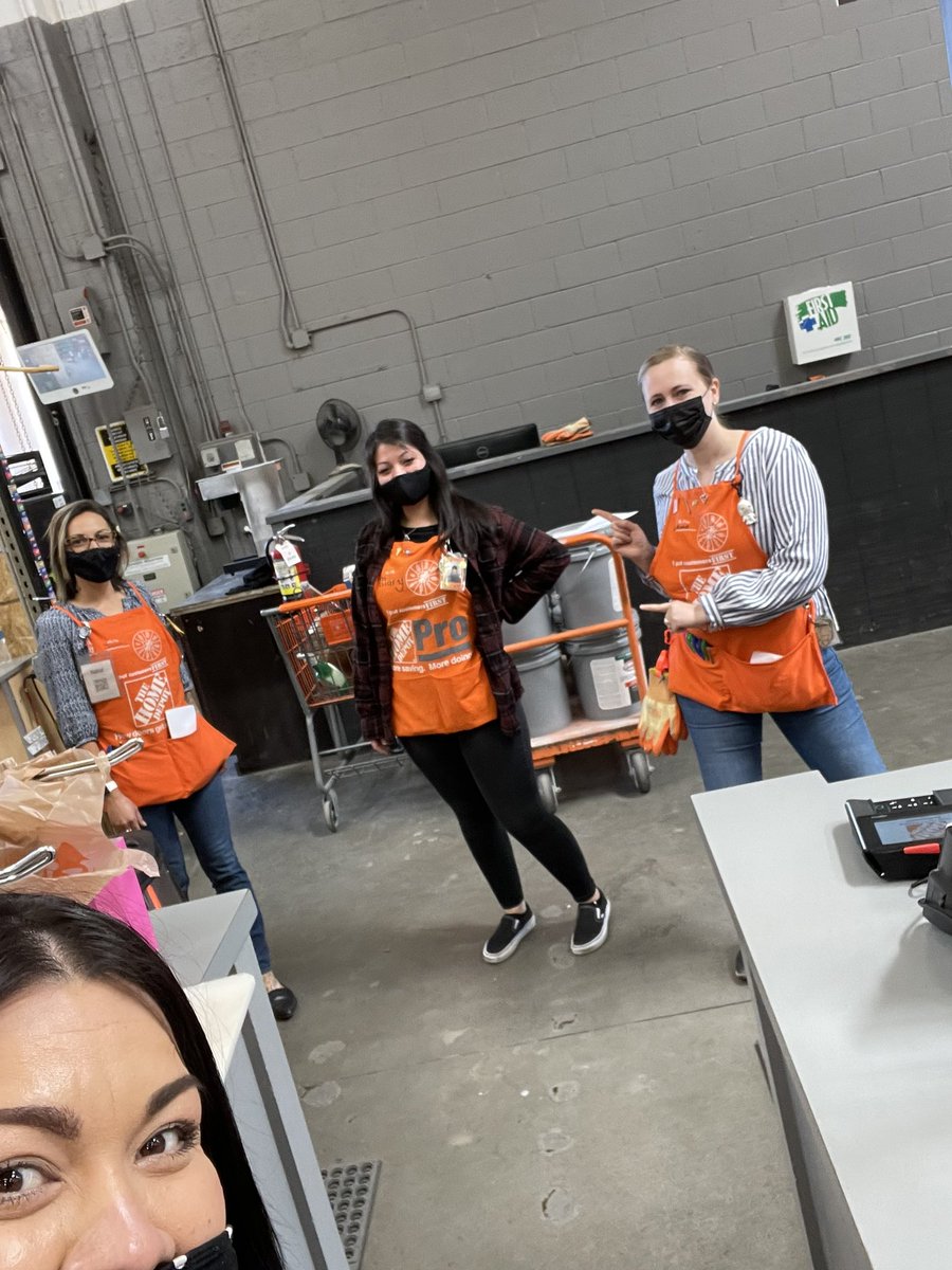 cynthiafileto's tweet image. Today we just handed out Bravos, goodie bags 🍭 🍬, and Homers to associates who got a LEAD or MEASURE this past week💰 @davevanover468 @MeganLopez468 @jacki_mccord @JamesThomas0468  @misjudes #468tbirdstrong #d130driven #PMDwinswithservices