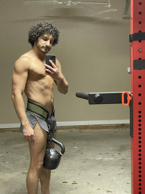 Dips with 55lbs. 💪🏼 https://t.co/S9Qs5l3ClT