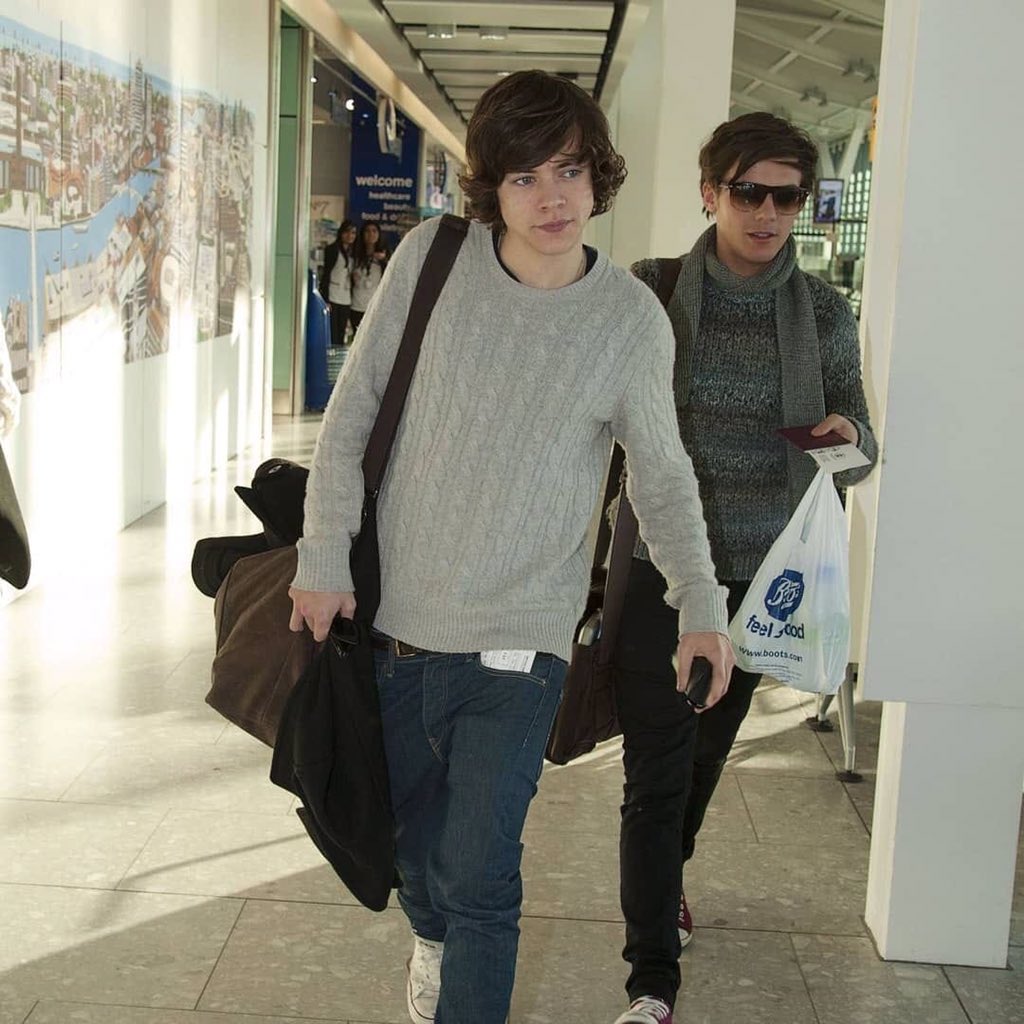 28TATU's tweet photo. if hendall is not real, why is harry traveling with his mother-in-law kris jenner? https://t.co/IAeAB2xlyZ