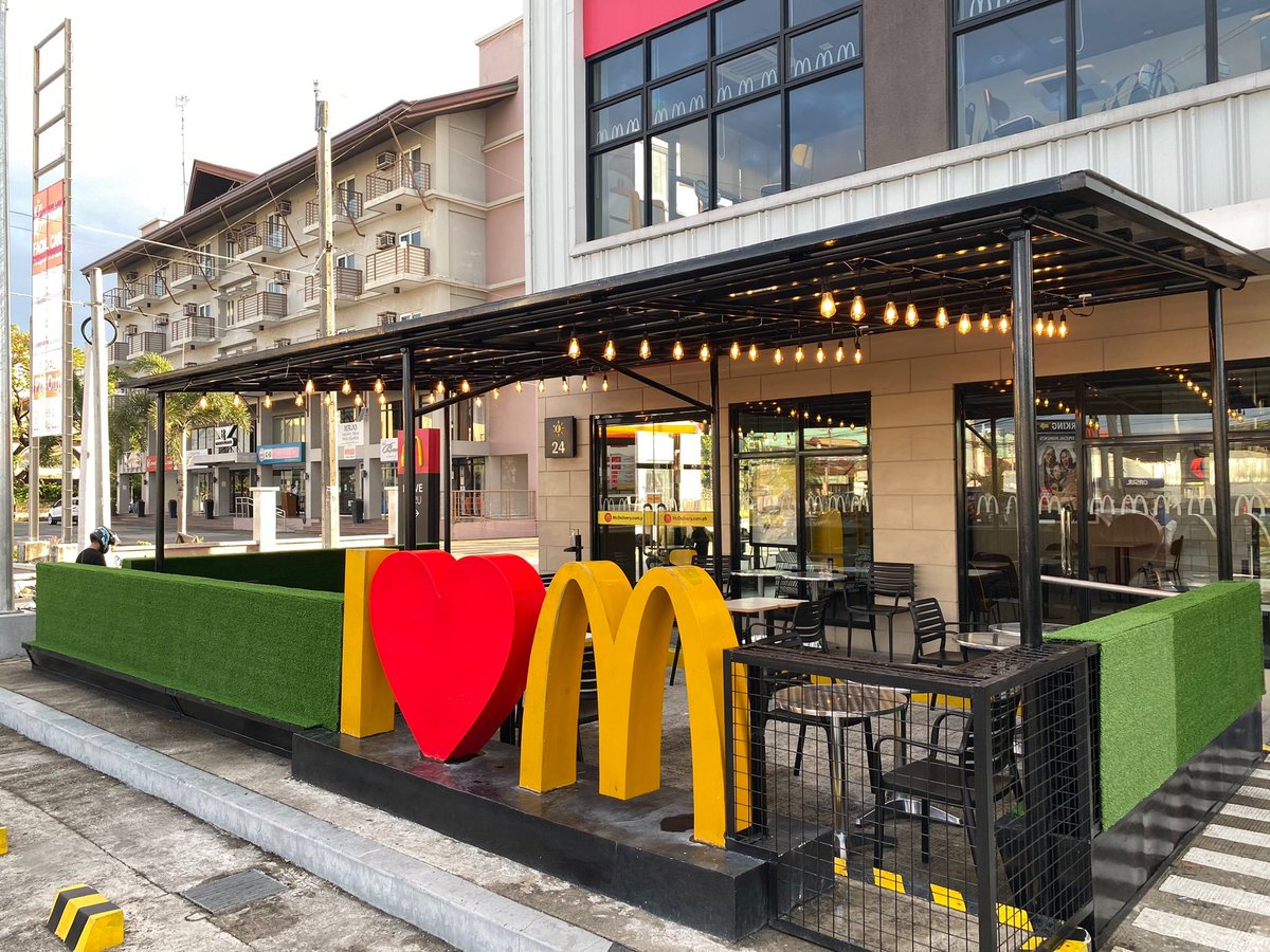 MarlynSamonte1's tweet photo. @nicoletteannmc napagkukumpara tuloy mcdoAlfresco nyo ni @mainedcm sa kaloveteam nya dati https://t.co/IFjVt91BO6