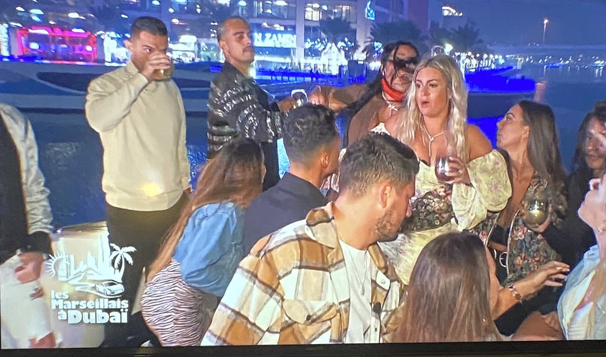 roseblonde4's tweet image. #LMAD carla au milieu qui se dit au merde g piqué un peu trop fort ls poupées je crois🤣🤣🤣🤣🤣