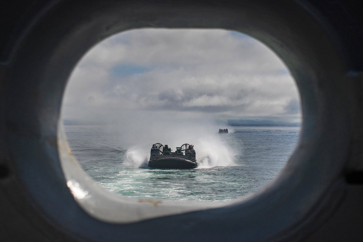 USPacificFleet's tweet photo. #USNavy landing craft, air cushions (LCAC) attached to Assault Craft Unit #ACU5 transport @11thMEU equipment and Marines to the amphibious assault ship #USSEssex over the weekend as part of ongoing training in the eastern Pacific. #BlueGreenTeam #LHD2 https://t.co/rn8yFvGTRi