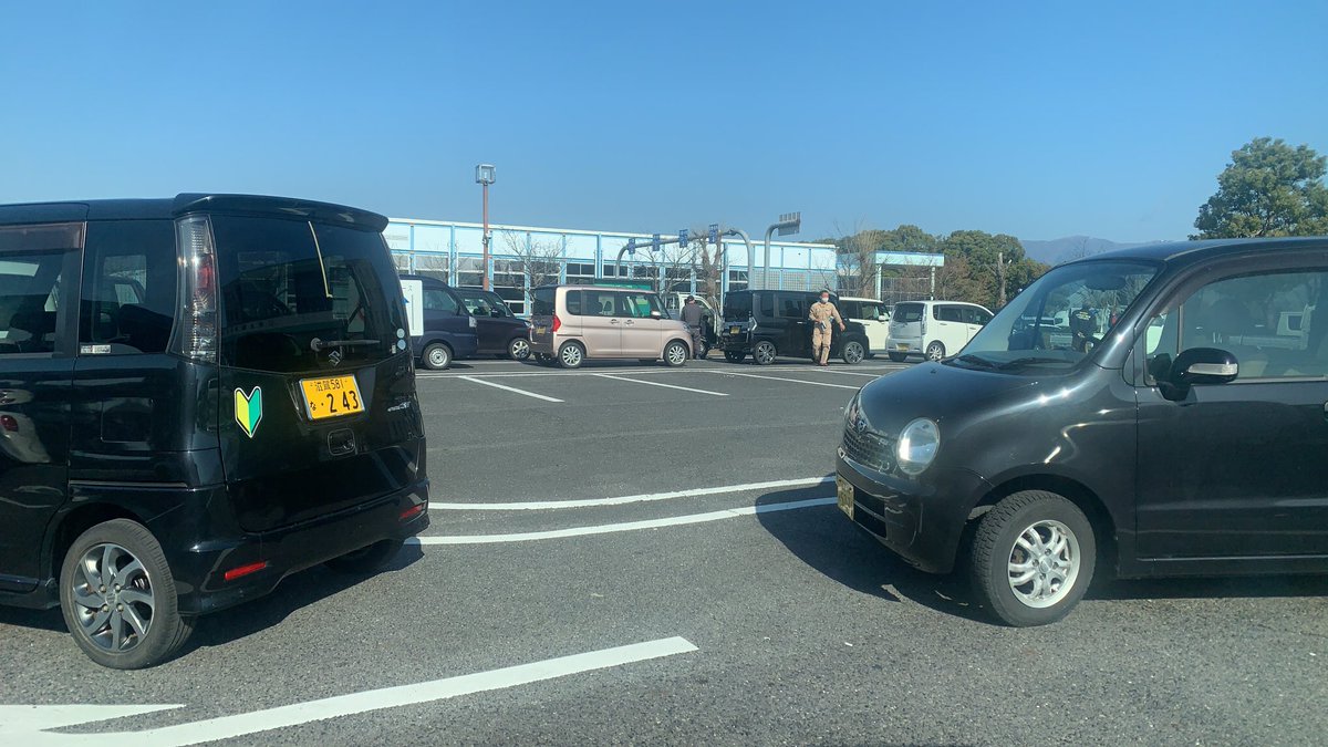 onepage_01's tweet photo. さ���今日も大渋滞の車検です。毎日同じことの繰り返しw流れ作業のように車検しまぁす！！
#年度末
＃車検 https://t.co/qCwbXdUUD9