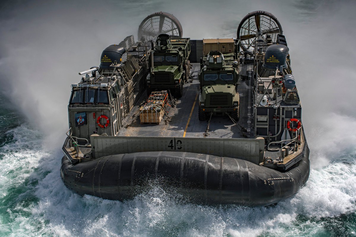 USPacificFleet's tweet photo. #USNavy landing craft, air cushions (LCAC) attached to Assault Craft Unit #ACU5 transport @11thMEU equipment and Marines to the amphibious assault ship #USSEssex over the weekend as part of ongoing training in the eastern Pacific. #BlueGreenTeam #LHD2 https://t.co/rn8yFvGTRi