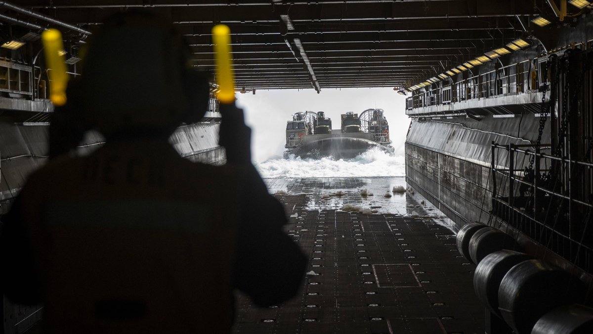 USPacificFleet's tweet photo. #USNavy landing craft, air cushions (LCAC) attached to Assault Craft Unit #ACU5 transport @11thMEU equipment and Marines to the amphibious assault ship #USSEssex over the weekend as part of ongoing training in the eastern Pacific. #BlueGreenTeam #LHD2 https://t.co/rn8yFvGTRi