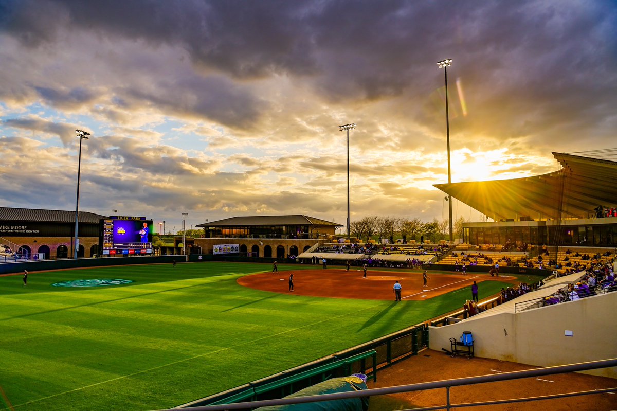LSUsoftball's tweet photo. Tiger Park Sunsets >> 
#MakeItCount https://t.co/ZEX5RiEQqV