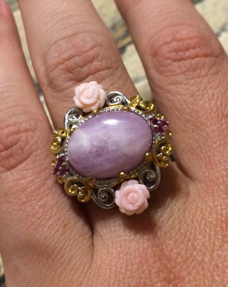 Boondockfinds's tweet photo. Look pretty in pink hues! 16 x 12mm Kunzite, Pink Sapphire &amp; Pink Conch Shell Flower Two-tone 18k Sterling Palladium Ring https://t.co/L3RE6JuHwr #pink ##gemstonejewelry #ring #sapphire #shell #etsyfinds https://t.co/Kpz3Q6UZfj