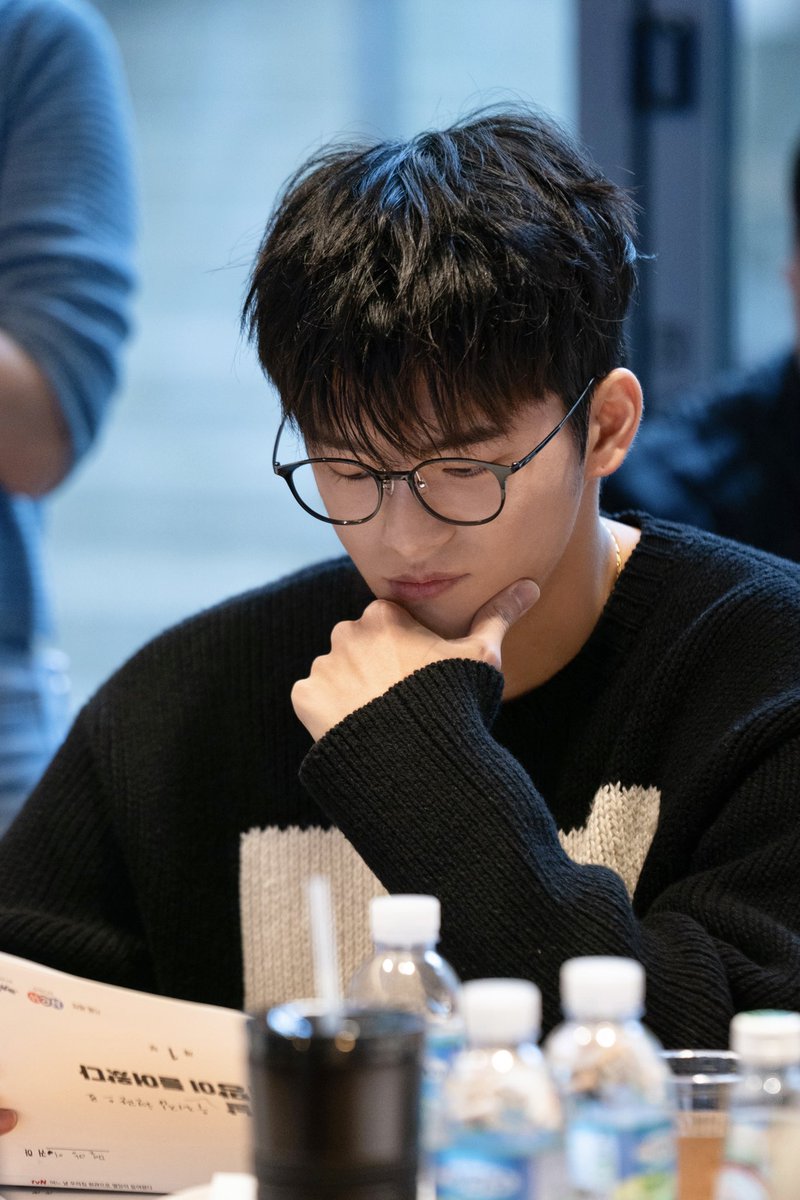 Whatsup_Inguk's tweet photo. [#PHOTO]
오늘의 할일📝
🖤 ‘어느 날 우리 집 현관으로 멸망이 들어왔다’ 대본리딩 중인 #서인국 감상하기
🖤 ‘어느 날 우리 집 현관으로 멸망이 들어왔다’ 첫방 기다리기 (제일중요❗️)

#어느날우리집현관으로멸망이들어왔다 #멸망
사진제공_tvN ‘어느 날 우리 집 현관으로 멸망이들어왔다’ https://t.co/cv4jouqkxg