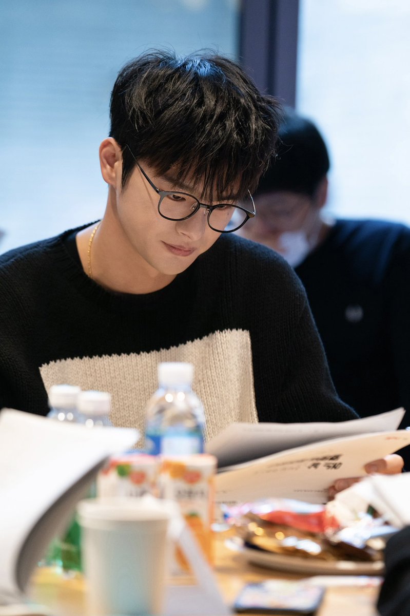 [#PHOTO]
오늘의 할일📝
🖤 ‘어느 날 우리 집 현관으로 멸망이 들어왔다’ 대본리딩 중인 #서인국 감상하기
🖤 ‘어느 날 우리 집 현관으로 멸망이 들어왔다’ 첫방 기다리기 (제일중요❗️)

#어느날우리집현관으로멸망이들어왔다 #멸망
사진제공_tvN ‘어느 날 우리 집 현관으로 멸망이들어왔다’