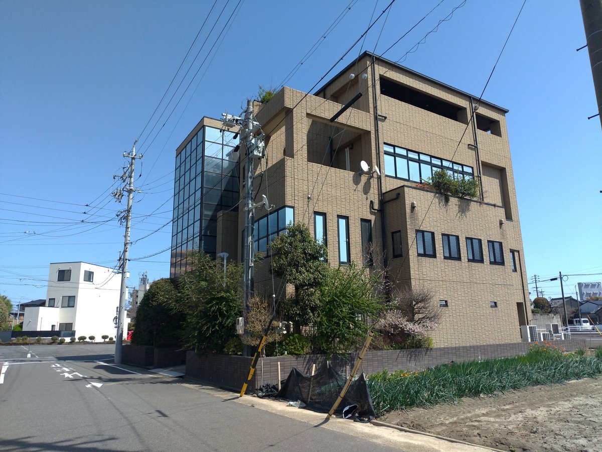 希流 改めて見ると外観はヤクザの事務所らしくないですね 防犯カメラが見当たらないし窓も大きい 企業のオフィスビルみたいだ 希流 改めて見ると外観はヤクザの事務所らしくないですね 防犯カメラが見当たらないし窓も大きい 企業のオフィスビルみたいだ
