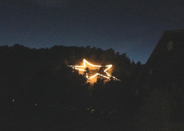 The Flagstaff star's been turned back on in Boulder tonight, hours after 10 people were shot to death at a grocery store. (Photo via r/boulder:  bit.ly/3scQqeZ)