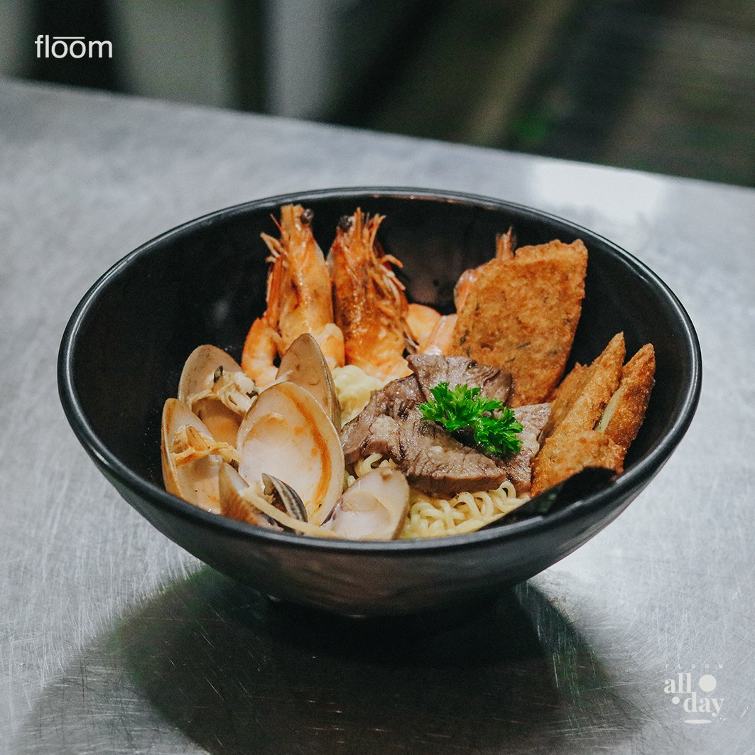 floomspace's tweet photo. It's time for Lunch! Let's try this "Surf and Turf Ramen" at Floom Space.. Yumm!

#letsrestarttogether #letsrestartatfloom #floomspace #floom #floomallday https://t.co/5pfB8RRC1j