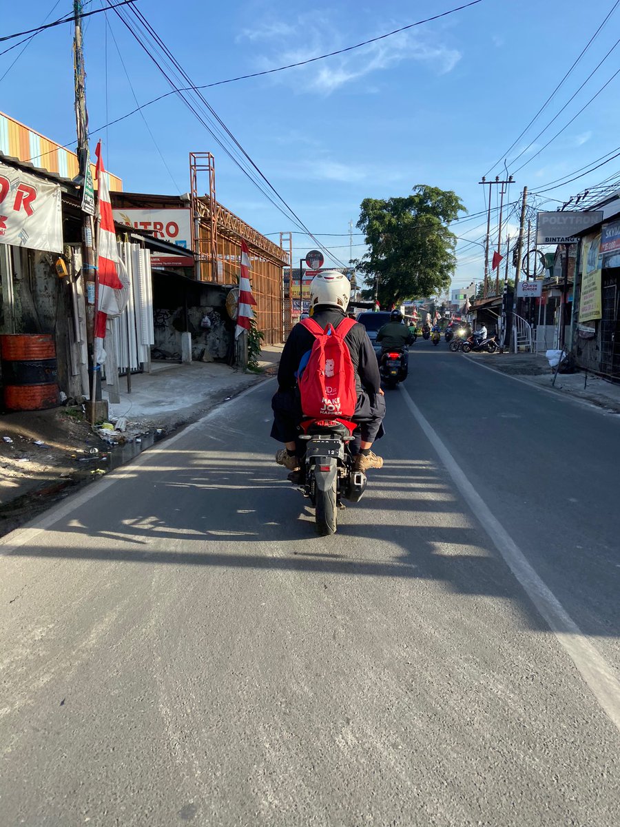 sasrxt's tweet photo. Anw kalian pernah ga sih berangkat kerja selalu ketemu orang yang sama?
Kalau aku ketemu dia https://t.co/pQvuP58VAa