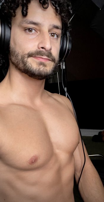 Casi las 12 y yo sobrio trabajando. 🙃 https://t.co/6JcJHpo0uB