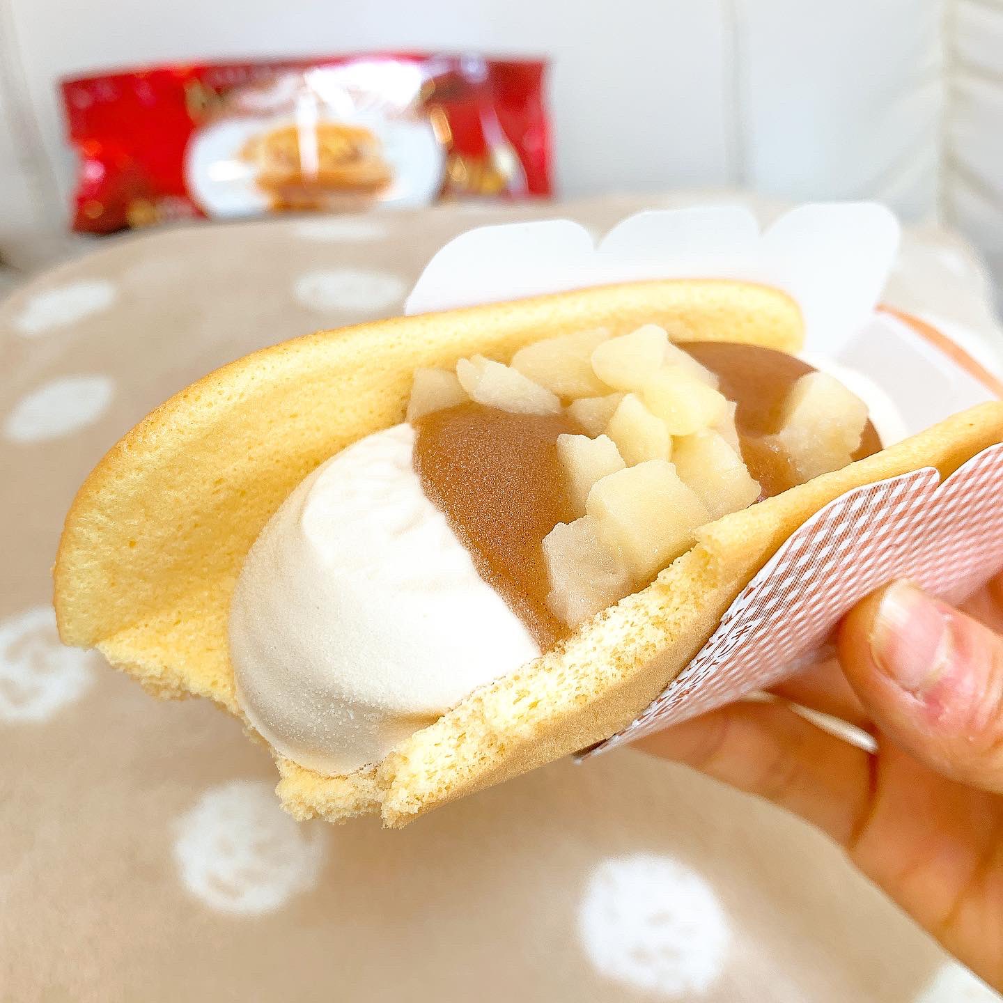 Aloha 今日のアイス ローソンのウチカフェアイス 最近 井村屋さんはこのワンハンドアイスがお好きなのかしら シナモンりんごは美味しい組み合わせ Lawson ローソン シナモン香るりんごとキャラメルケーキアイス シナモン りんご