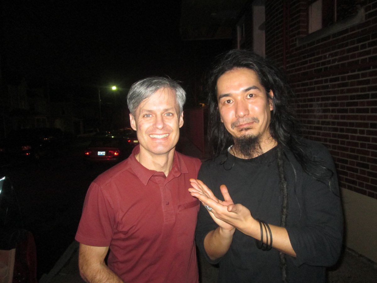 SuzukiJunzoINFO's tweet photo. 2013年にLouisvilleでTimと少しDuoをした。ライブ前、Timが主催するQuakebascket再始動予定で当時準備していたAngus MacLiseのLPマスタリングに少し立ち会ったり。2014年も世話になった。with #TimBarnes in Louisville, 2013. https://t.co/auEu23lSJ4