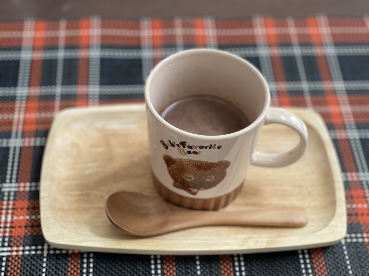 もちこ 腸活ココアの作り方 はちみつ 純正なもの 純ココア オススメはバンホーテン アーモンド効果砂糖不使用 鍋に純ココアを入れてお湯で練る アーモンド効果を入れる 味見をしながらはちみつを入れる 完成 腸活 アーモンド効果