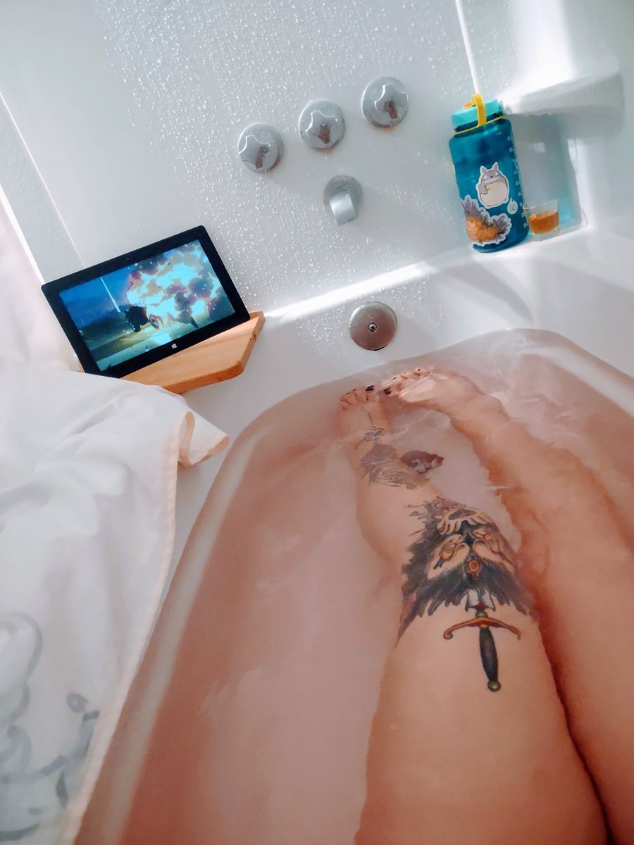 _winterjameson_'s tweet photo. 😘💦 bath time with anime &amp; whiskey 🍑🤤
#jameson #whiskey #animegirl #anime #bathtub #bathroom #bathing #tattoo #tatted #stayhydrated https://t.co/UvX5t03YEi