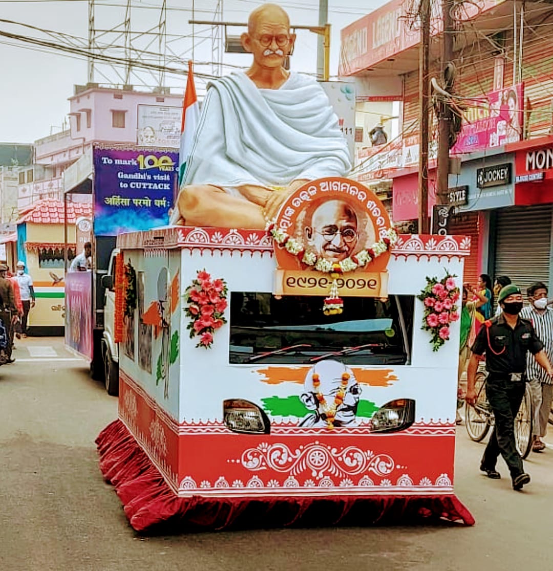 NCCDteOdisha's tweet photo. The nostalgia of Mahatma Gandhi's visit 100 years back was revived by Cuttack today by retracing his  route. Leaders, literati, and 4 NCC contingents were followed by tableaus and cheering citizens. NCC cadets stoodout and reinforced the message of national unity.
@HQ_DG_NCC https://t.co/xtvGaWD26R