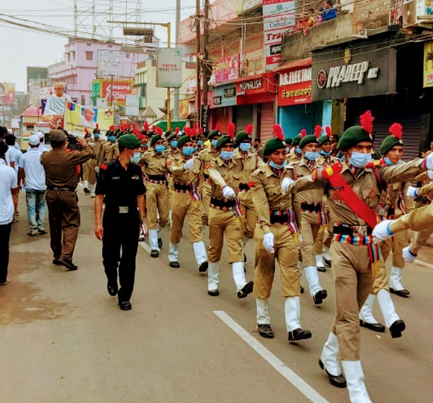 NCCDteOdisha's tweet photo. The nostalgia of Mahatma Gandhi's visit 100 years back was revived by Cuttack today by retracing his  route. Leaders, literati, and 4 NCC contingents were followed by tableaus and cheering citizens. NCC cadets stoodout and reinforced the message of national unity.
@HQ_DG_NCC https://t.co/xtvGaWD26R