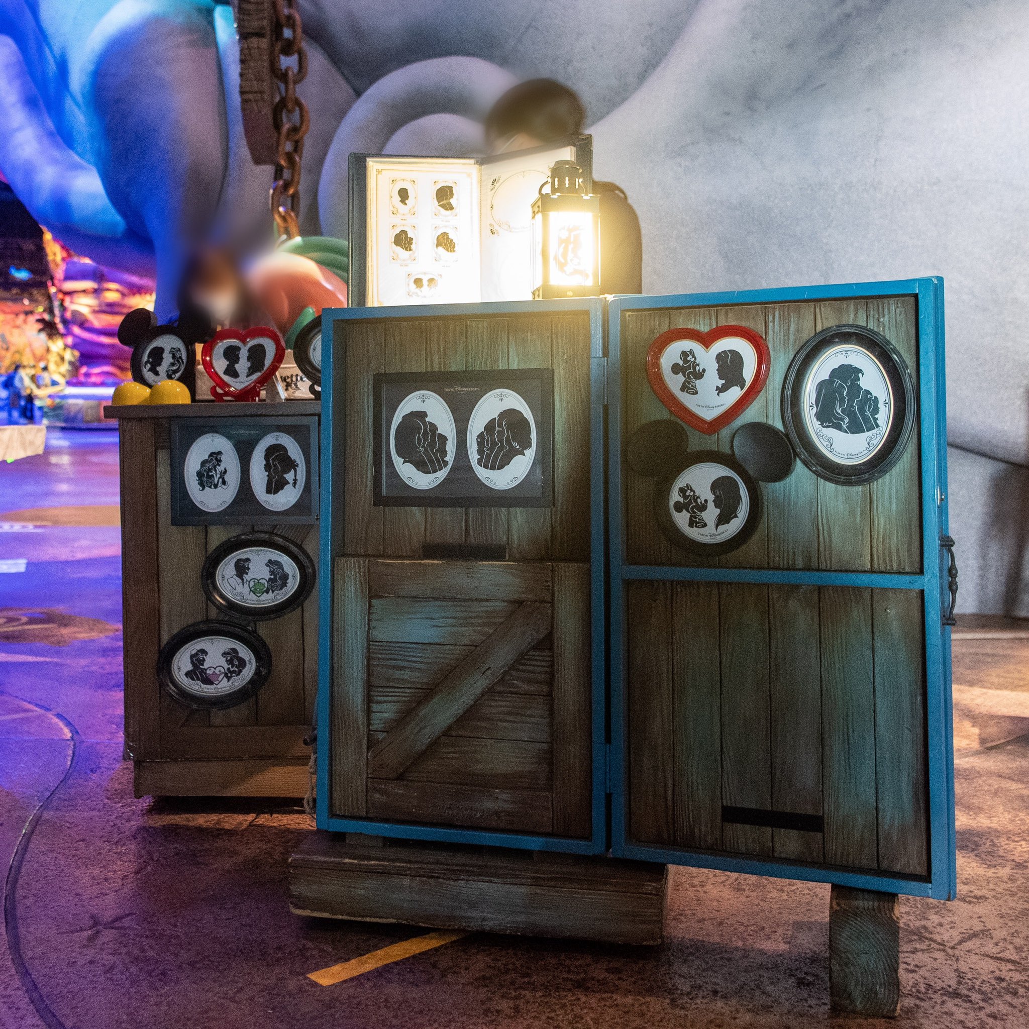 Erimickey Rt Mezzomikid 東京ディズニーシー マーメイドラグーン マーメイドトレジャー 前で営業していたカリカチュア デフォルメ似顔絵 切り絵屋さんが営業再開中です 現在は切り絵のみ販売 T Co Wepahnblzy T Co O Twitter