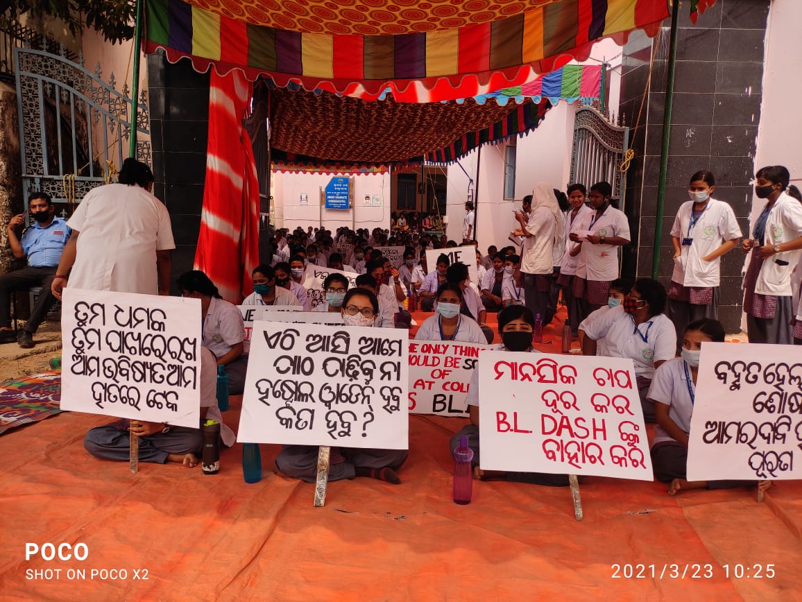 SiasimranD's tweet photo. It's second day of protest against the authority for the mental harrasment done by #boycottbldash,we hope for the support and justice behalf of us,and we request higher authorities to take  stand for us
@CMO_Odisha https://t.co/phVUHibzRW