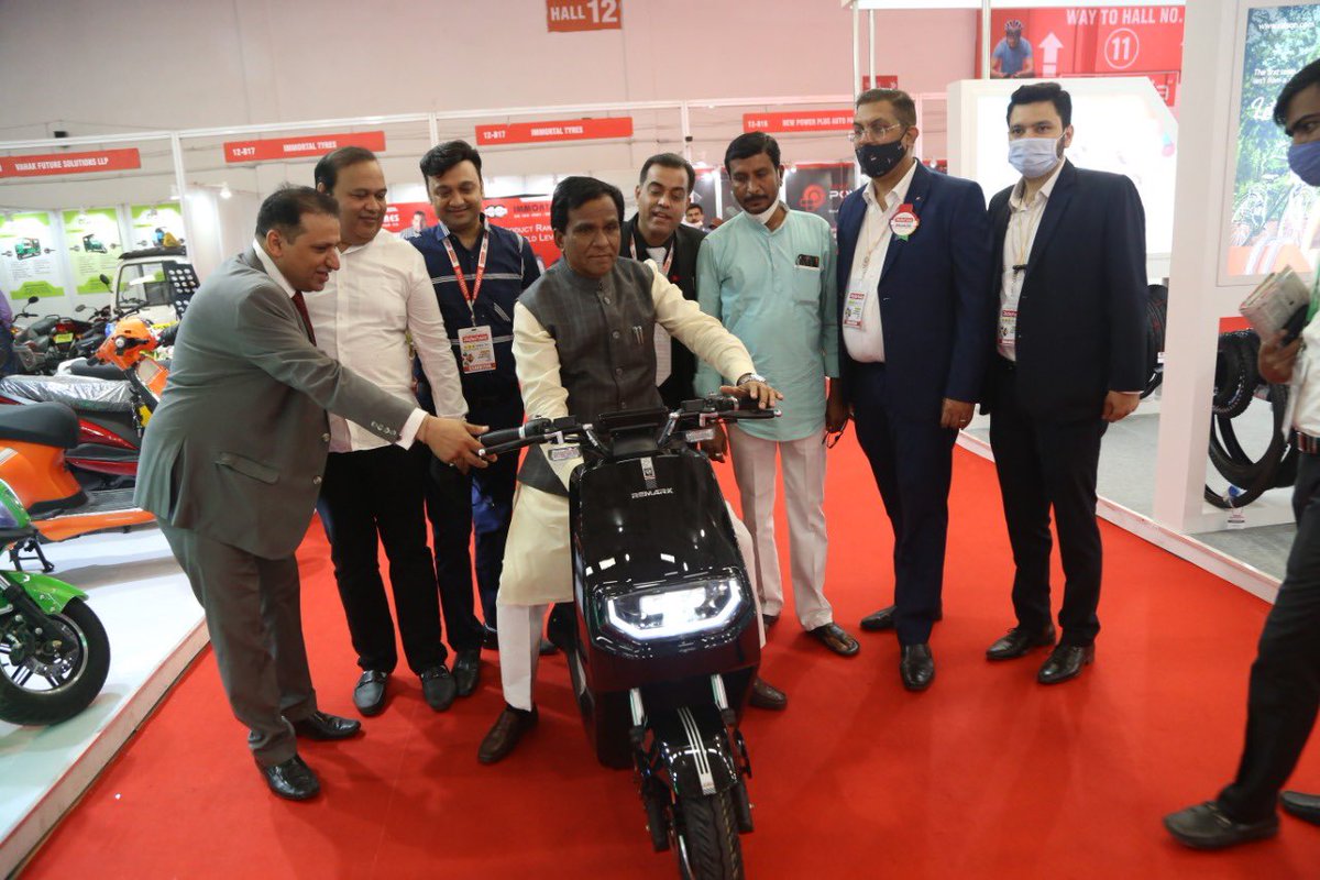 Remarkevehicles's tweet photo. It is an honor and privilege for Remark to have Sh Raosaheb Danve Ji ,
Sir your presence is truly inspirational. We are  blessed with your benign presence.
@raosahebdanve @sandeep999997
#sustainability #evehicles #rideasia21 https://t.co/7BzotsXYXM
