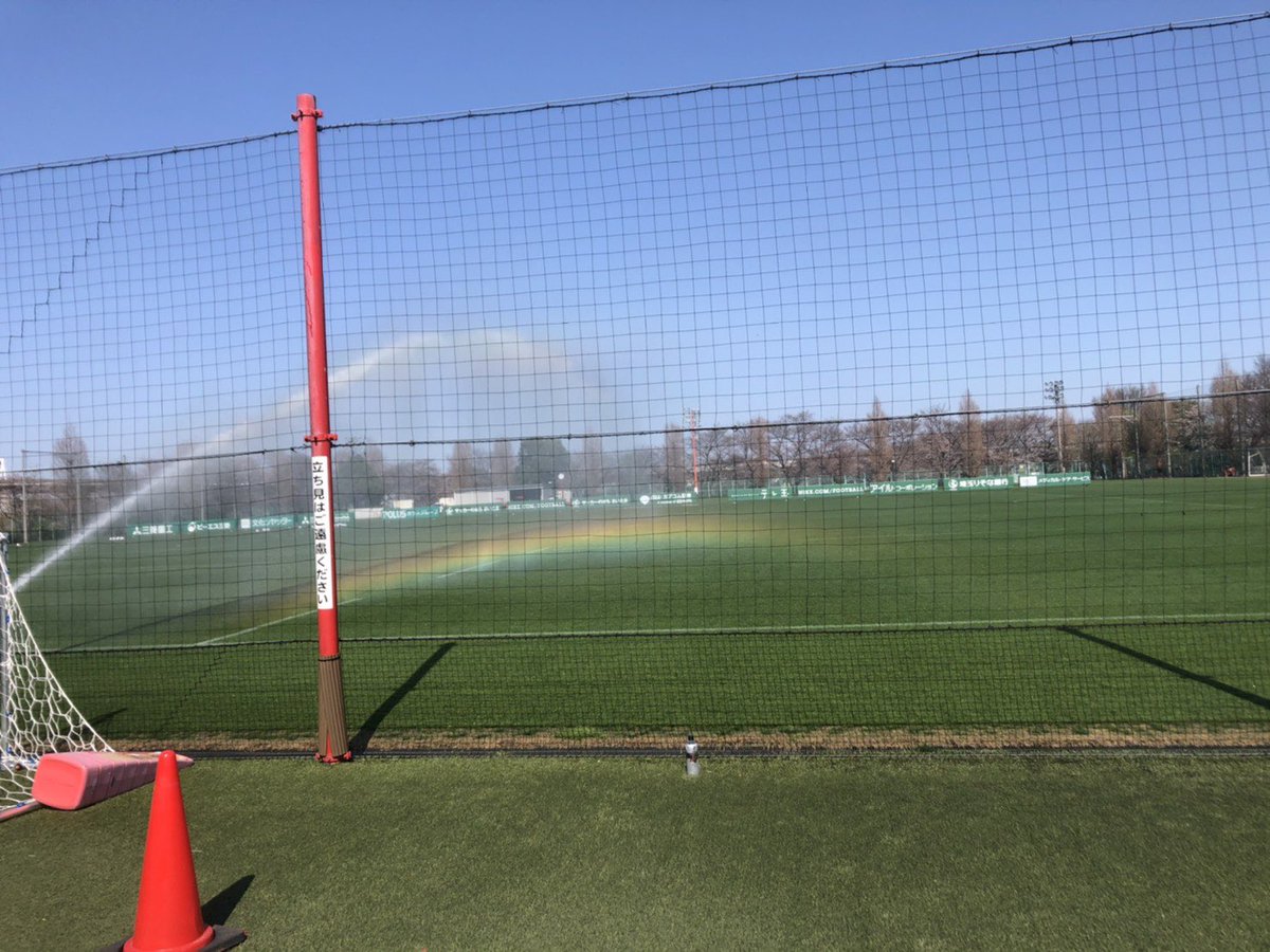 レッズプレス リアルタイム大原 今日は一般非公開となるトレーニングが行われています 練習前の散水では小さな虹が見えました 大原サッカー場の桜は もうそろそろ見ごろを迎えそうです 石田記者 T Co Em3gcjleu2 Urawareds 浦和