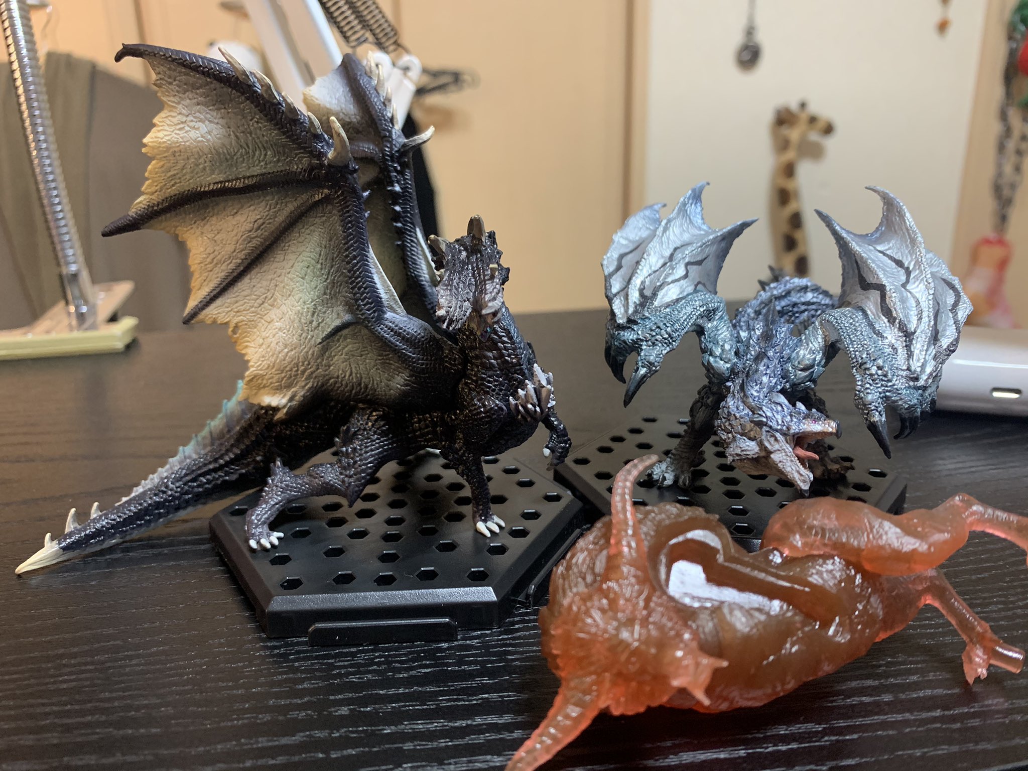 ちゃんキノ 久々にモンハンフィギュア買った アルバトリオンとムフェト ジーヴァ狙って選んだらアルバは引けた 最近は重さ で中身割れる対策で別モンスターのパーツがはいってるから箱の重さで中身判別するのが難しい T Co 0x5zytdui7 Twitter