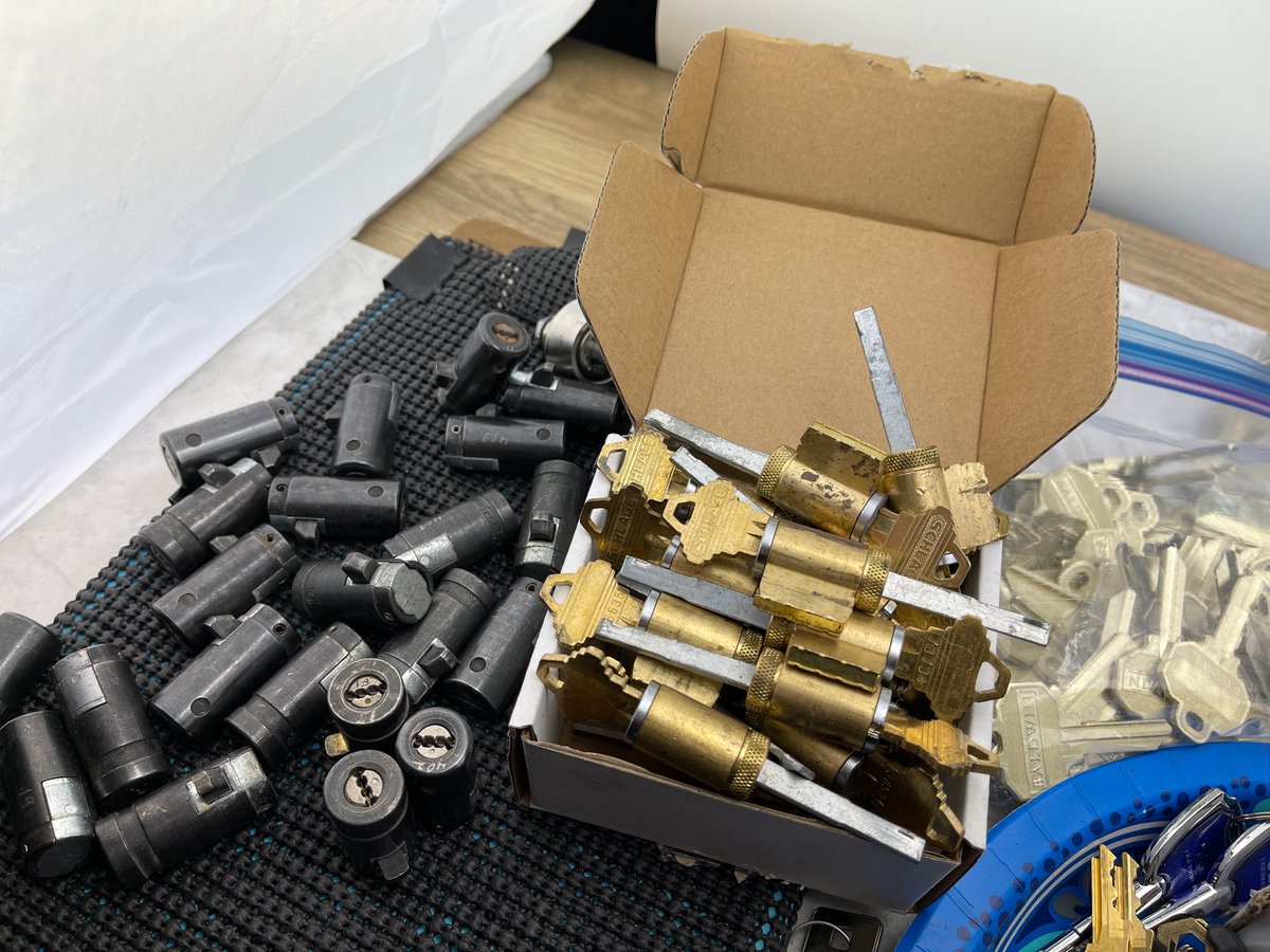LegalLockPicker's tweet image. How on god’s green earth am I going to hock so many Schlage cores and these other cores ? #locksport