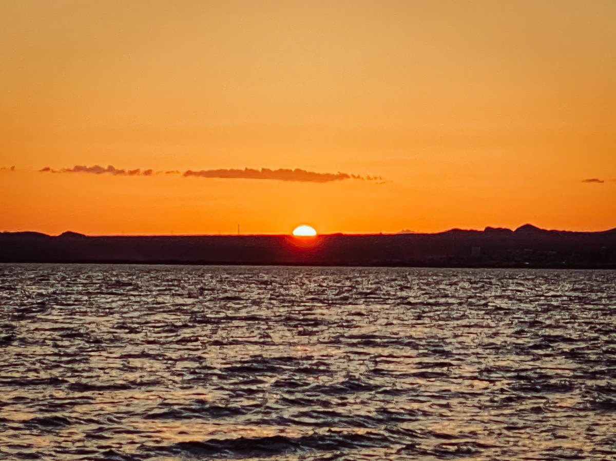 TonyStewart's tweet image. Love the sunsets out west. Love them even better with great friends and my fiancé.