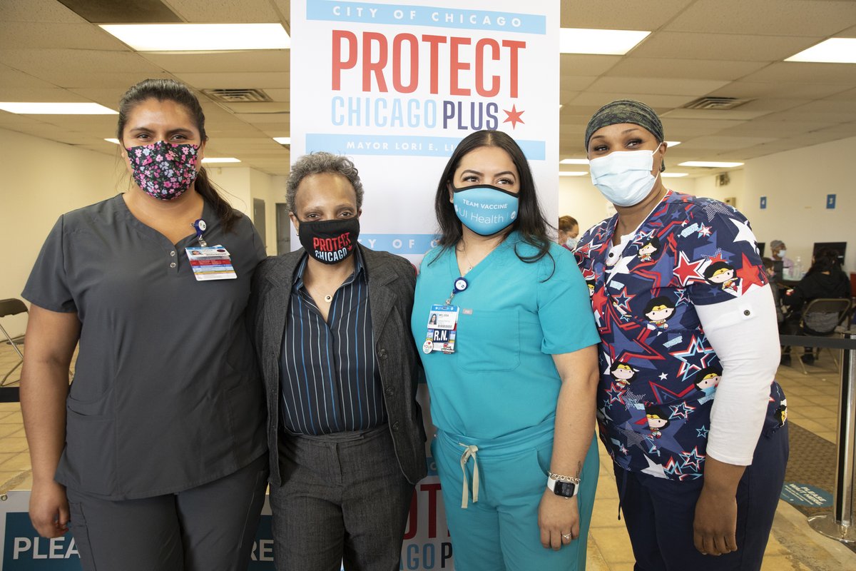 Photo of Mayor Lightfoot with volunteers at UI Health.