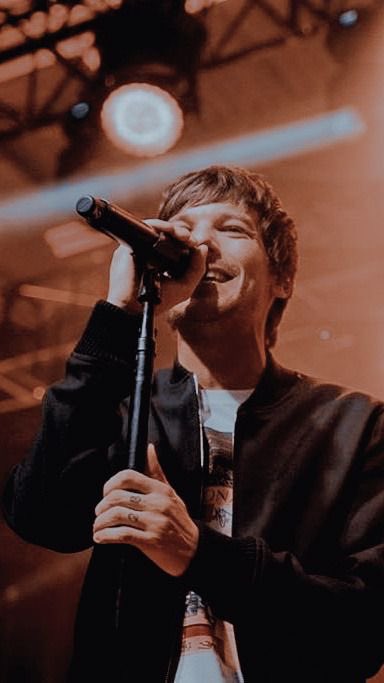 1,000 pictures of louis because we all fucking miss him;