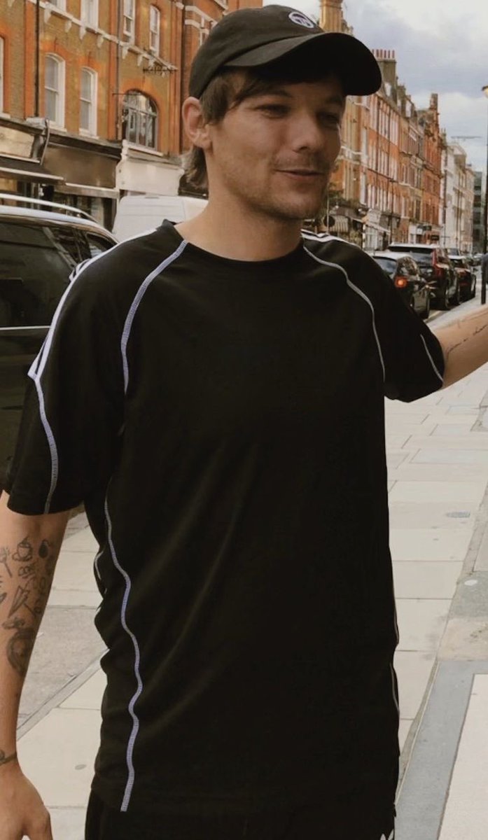 1,000 pictures of louis because we all fucking miss him;