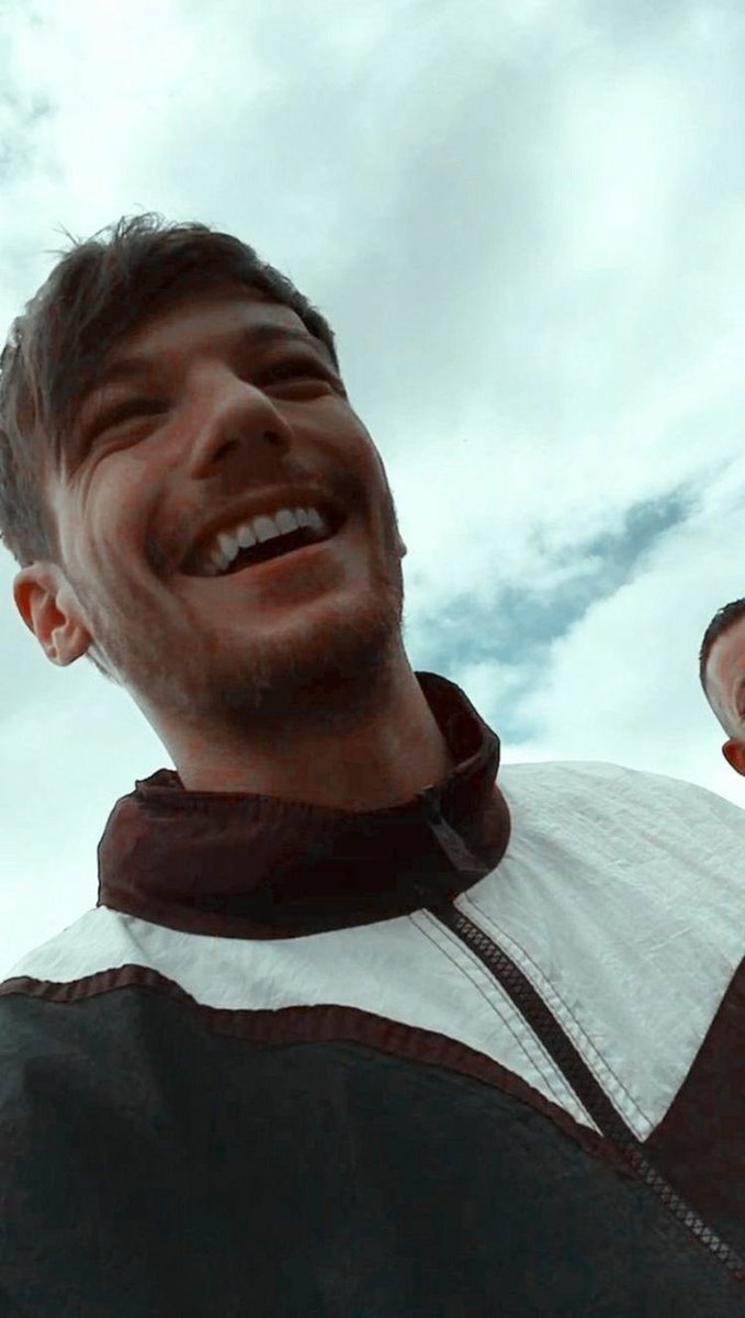 1,000 pictures of louis because we all fucking miss him;