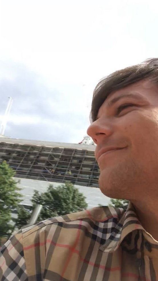 1,000 pictures of louis because we all fucking miss him;