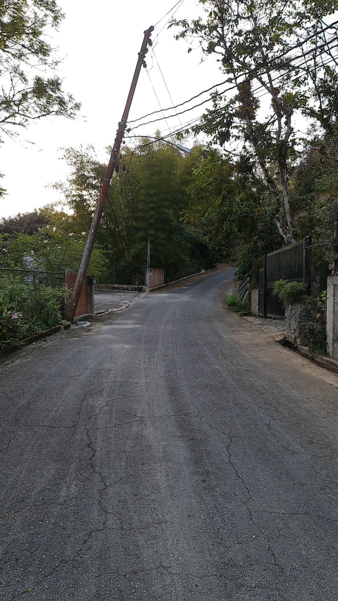 mdaodao's tweet photo. No se trata de predecir un probable desastre, entiendo que ya, dada la situación en la que se encuentra, potencialmente lo es.

Hemos advertido los vecinos a la empresa proveedora de energía eléctrica de la situación que desde hace mas de un año nos mantiene en constante alerta. https://t.co/AkkSPctQRm