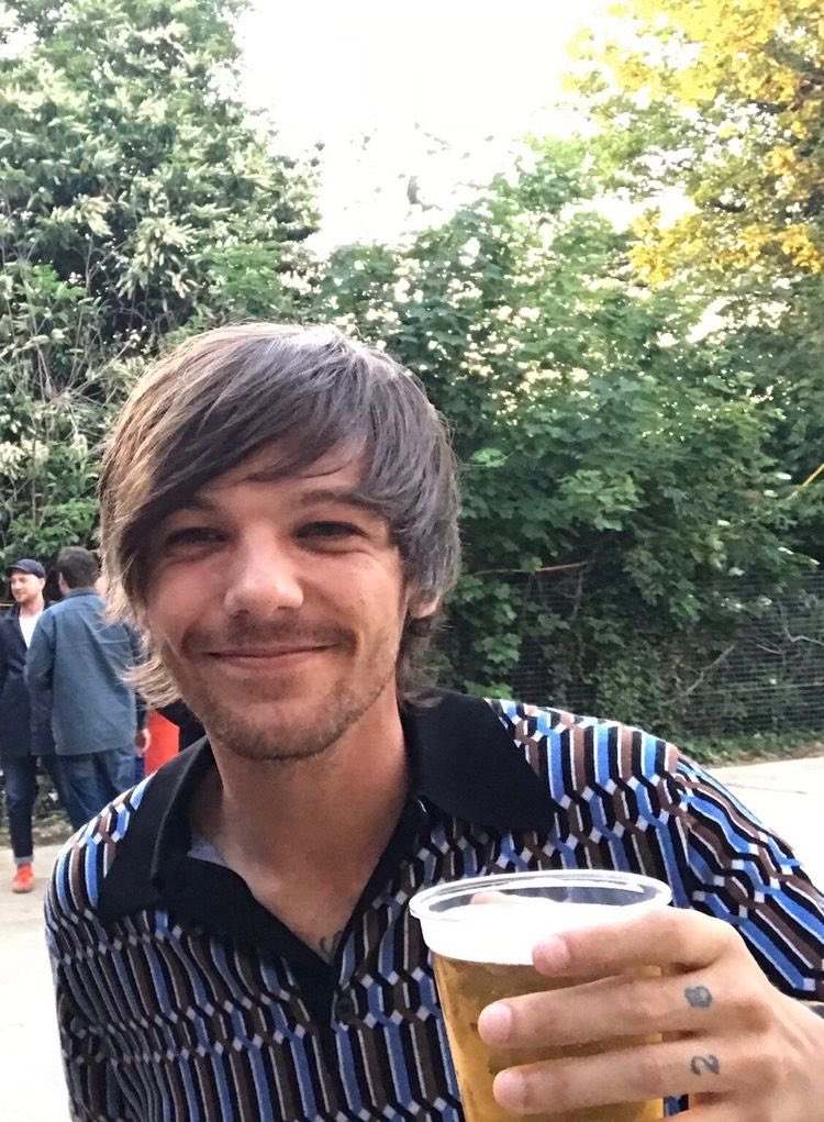 1,000 pictures of louis because we all fucking miss him;